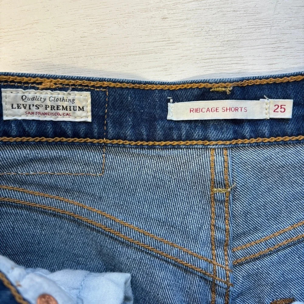 Levi’s ribcage shorts 25 distressed blue high-rise cut off fray button fly - Picture 3 of 7